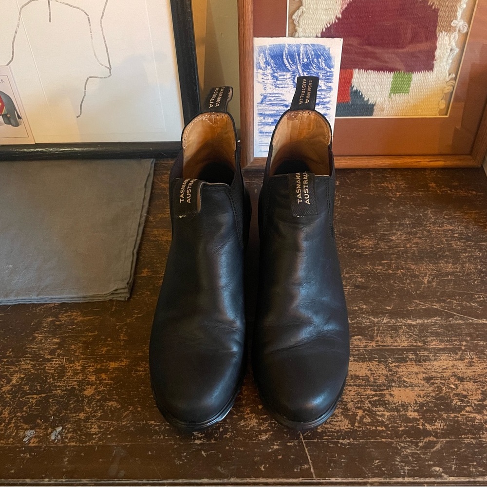 Blundstone Heeled Black Leather boot ~ size 8.5 ~ Like new - Picture 2 of 3